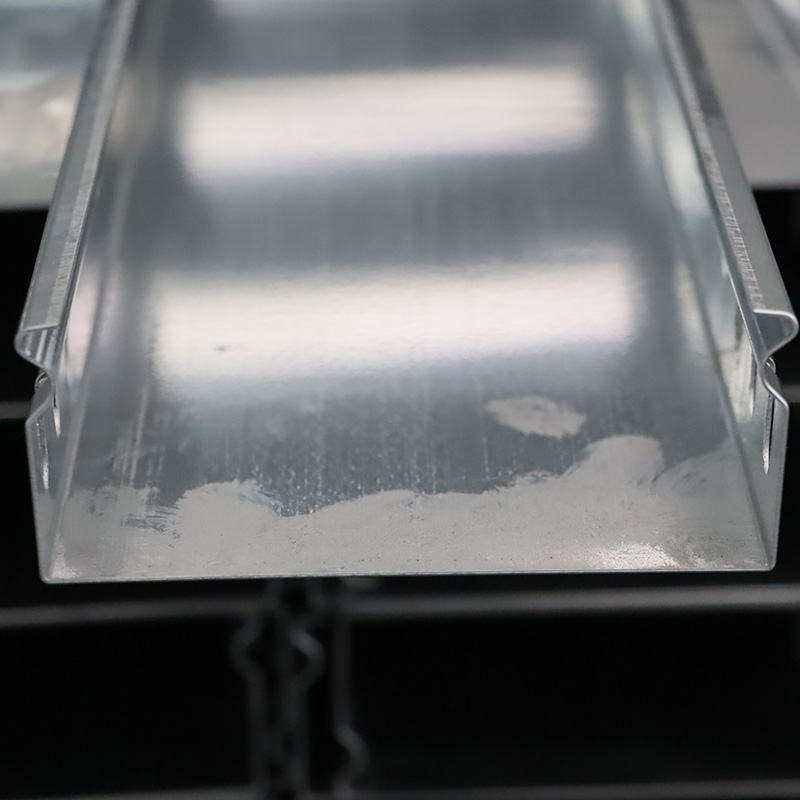 Selbstsichernder Kabelkanal