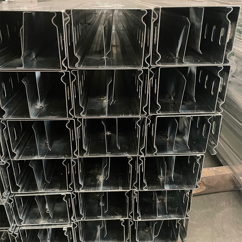 Selbstsichernder Kabelkanal