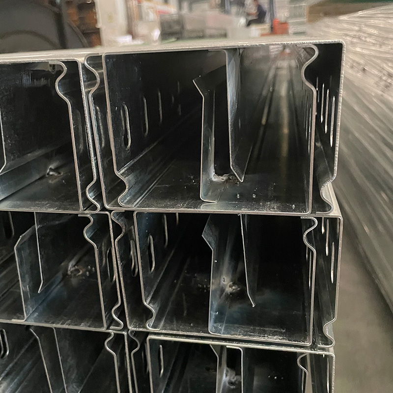 Selbstsichernder Kabelkanal